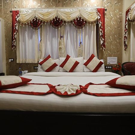 Готель The Ranikhet Continental Екстер'єр фото