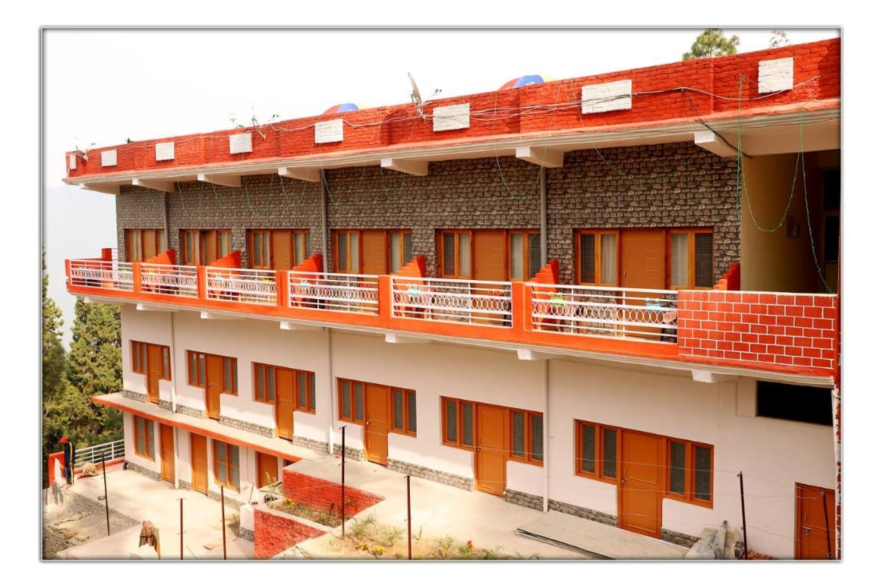 Готель The Ranikhet Continental Екстер'єр фото