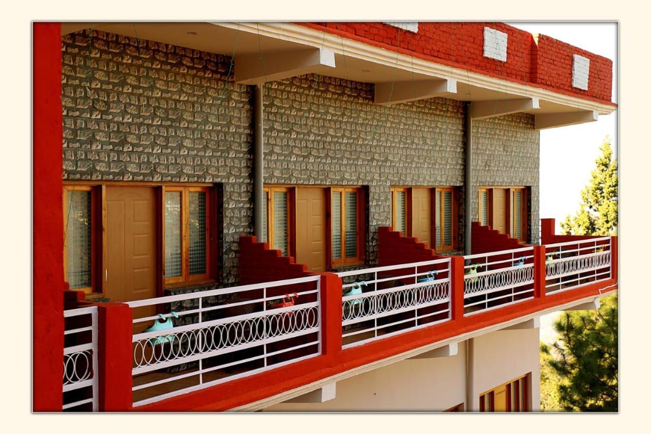 Готель The Ranikhet Continental Екстер'єр фото