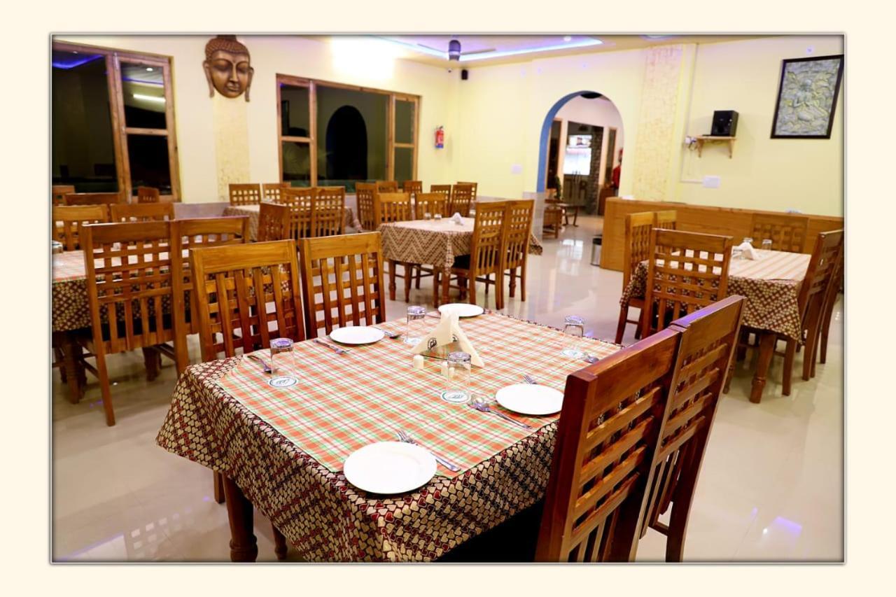 Готель The Ranikhet Continental Екстер'єр фото