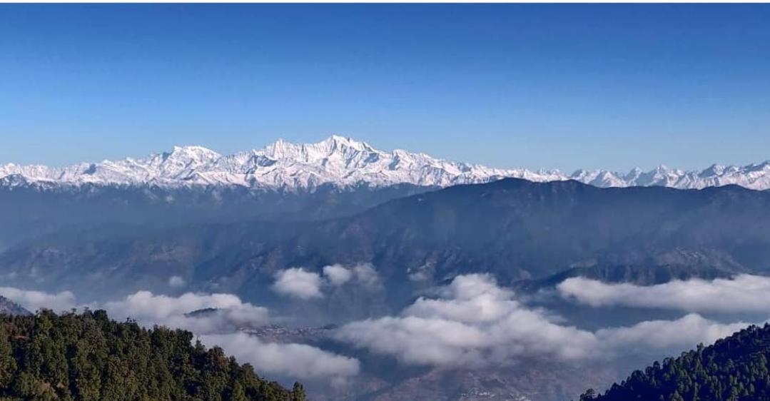 Готель The Ranikhet Continental Екстер'єр фото