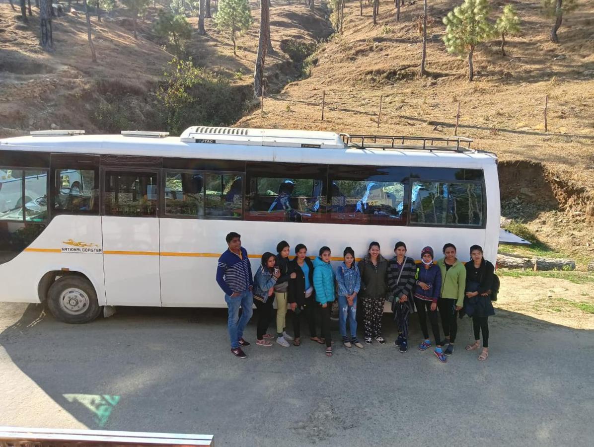 Готель The Ranikhet Continental Екстер'єр фото