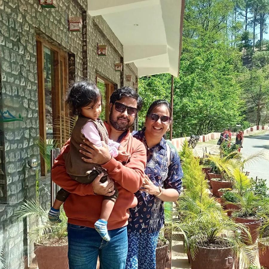 Готель The Ranikhet Continental Екстер'єр фото
