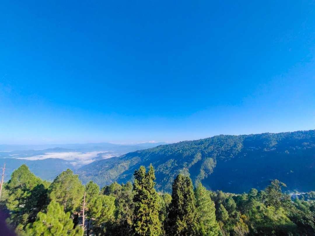 Готель The Ranikhet Continental Екстер'єр фото