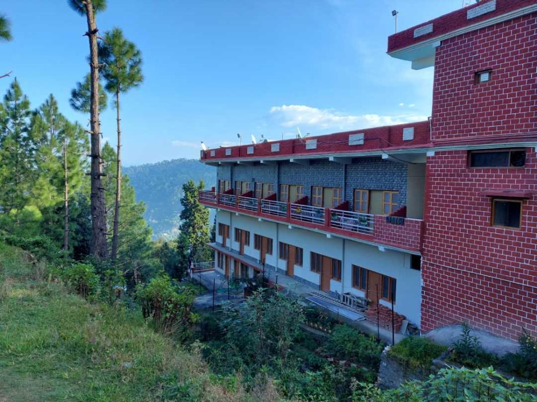 Готель The Ranikhet Continental Екстер'єр фото