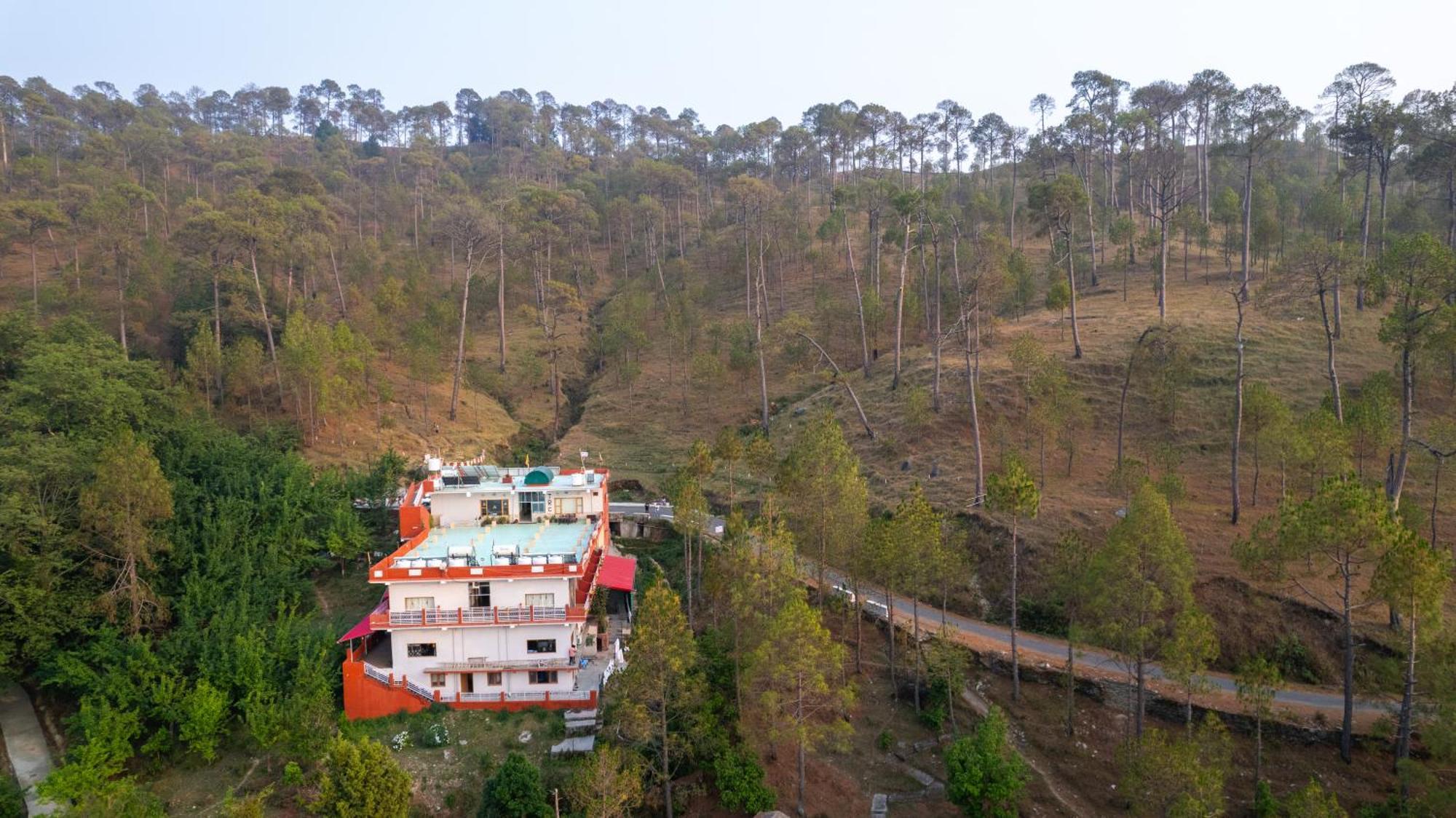 Готель The Ranikhet Continental Екстер'єр фото