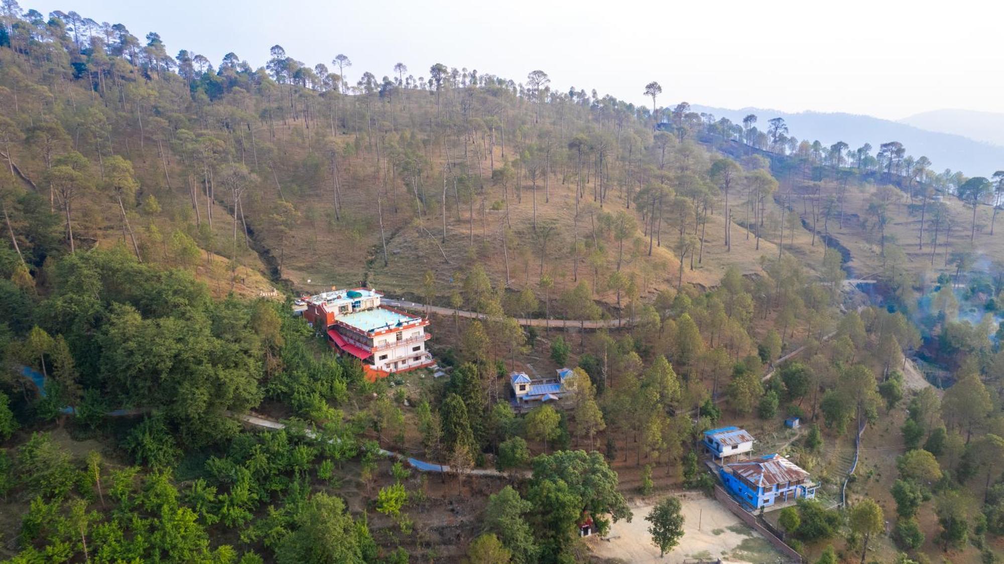 Готель The Ranikhet Continental Екстер'єр фото